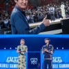 LOL官推晒Karsa在幕后给Knight比赞的照片：Karsa &amp; Knight